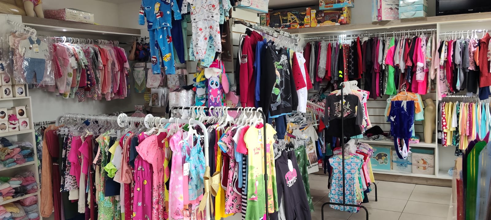 Estoque completo de moda infantil + mobiliário — 6.000 peças novas — Curitiba/PR - Imagem 2