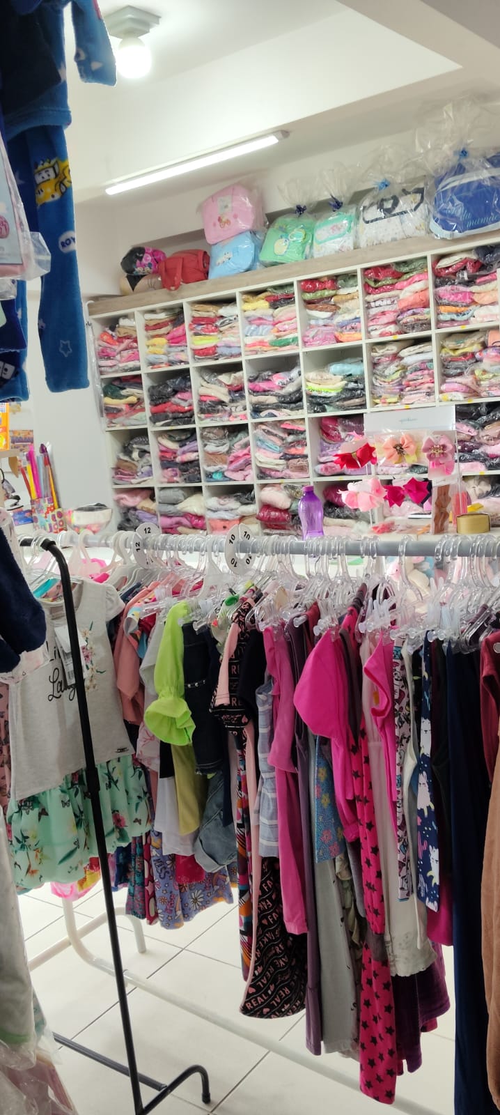 Estoque completo de moda infantil + mobiliário — 6.000 peças novas — Curitiba/PR - Imagem 3