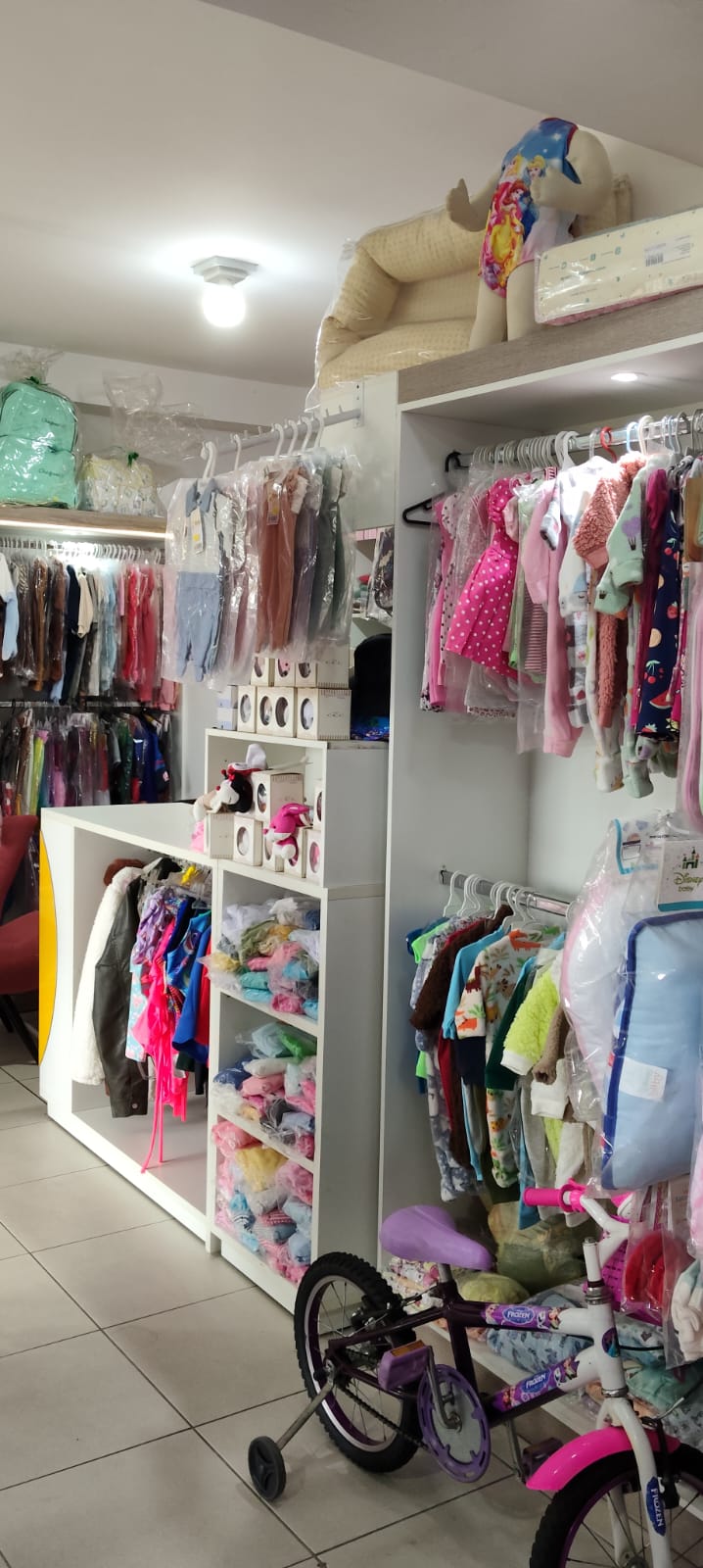 Estoque completo de moda infantil + mobiliário — 6.000 peças novas — Curitiba/PR - Imagem 4